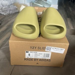 Authentic Adidas Yeezy slides Resin 2022 NWT